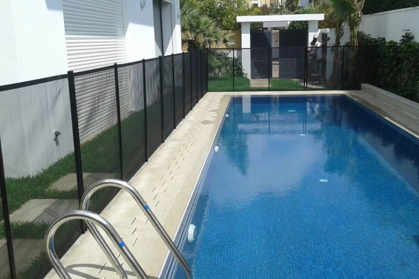 Labri de piscine barriere de securite 05 scaled 1